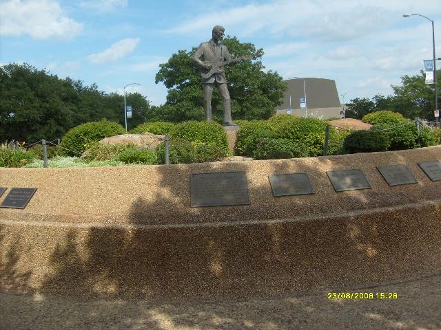 Buddy_Holly_Statue_Lubbock_TX.jpg