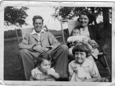 Mike Berry family 1939.jpg