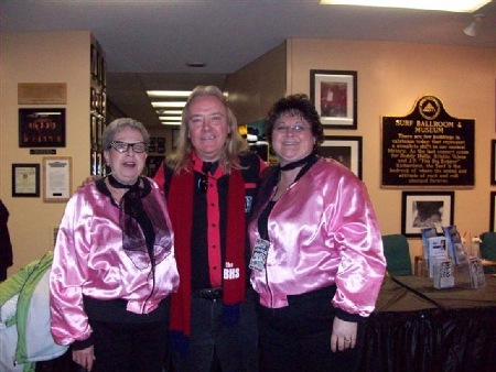 Special_reporter_Mary_Kay_Stein_and_her_friend_Jodi_with_Billy_C._from_Jay_and_the_Americans.jpg