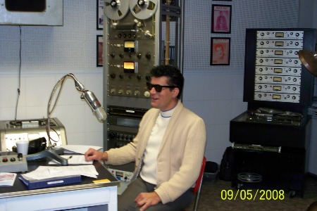 Johnny_live_on_Clovis_Radio_2008.jpg